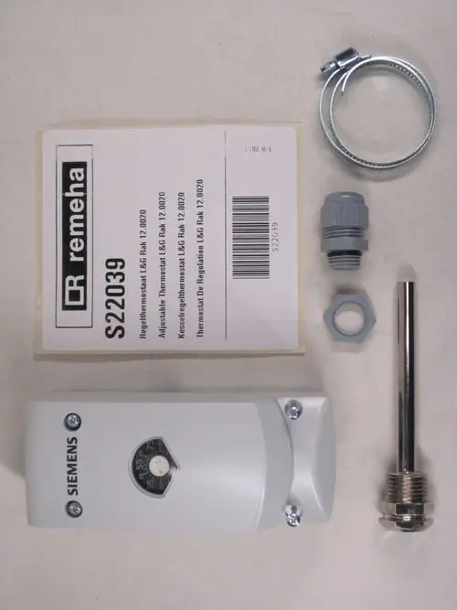 Weißer Einfachthermostat von Remeha mit Skala zur Temperatureinstellung, Zubehörteilen wie Thermosensor, Anschlussstück und Schlauchklemme, auf neutralem Hintergrund.